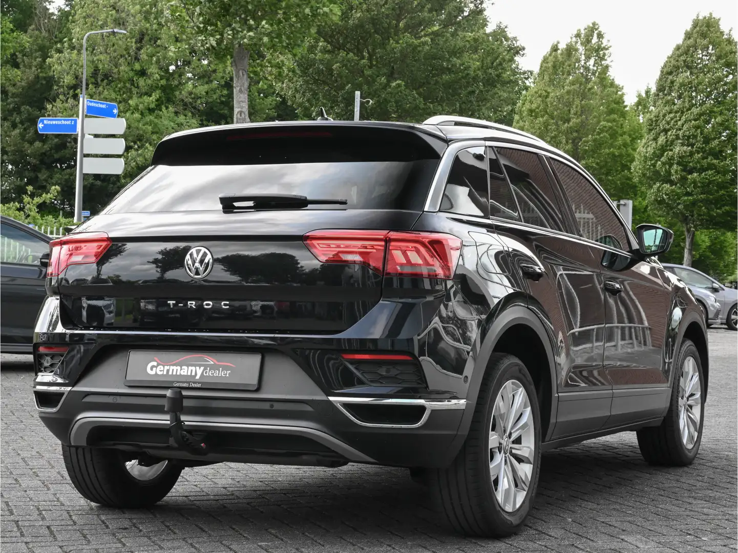 Volkswagen T-Roc 1.5TSI Style Business Pano ACC BSM Trekhaak Stoel/ Zwart - 2