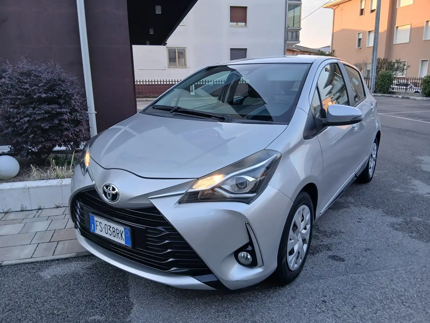 Toyota Yaris 1.0 Active neopatentati a € 199 mese Argento - 2