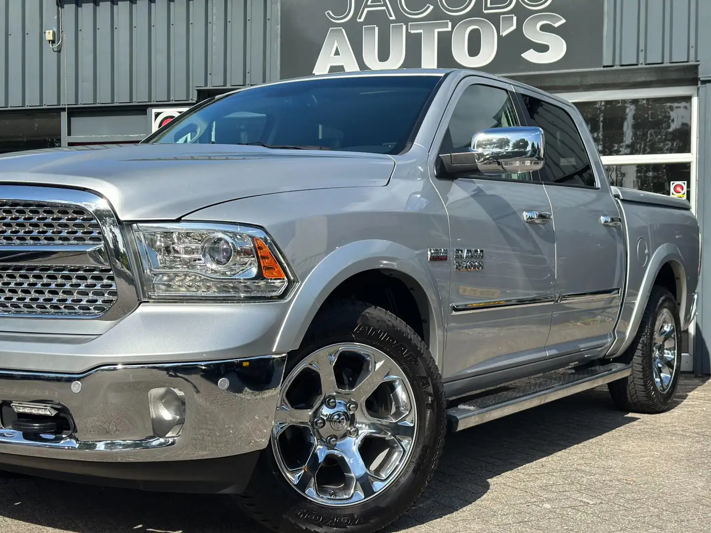 Dodge RAM 1500 5.7 V8 CrewCab Laramie Grau - 2