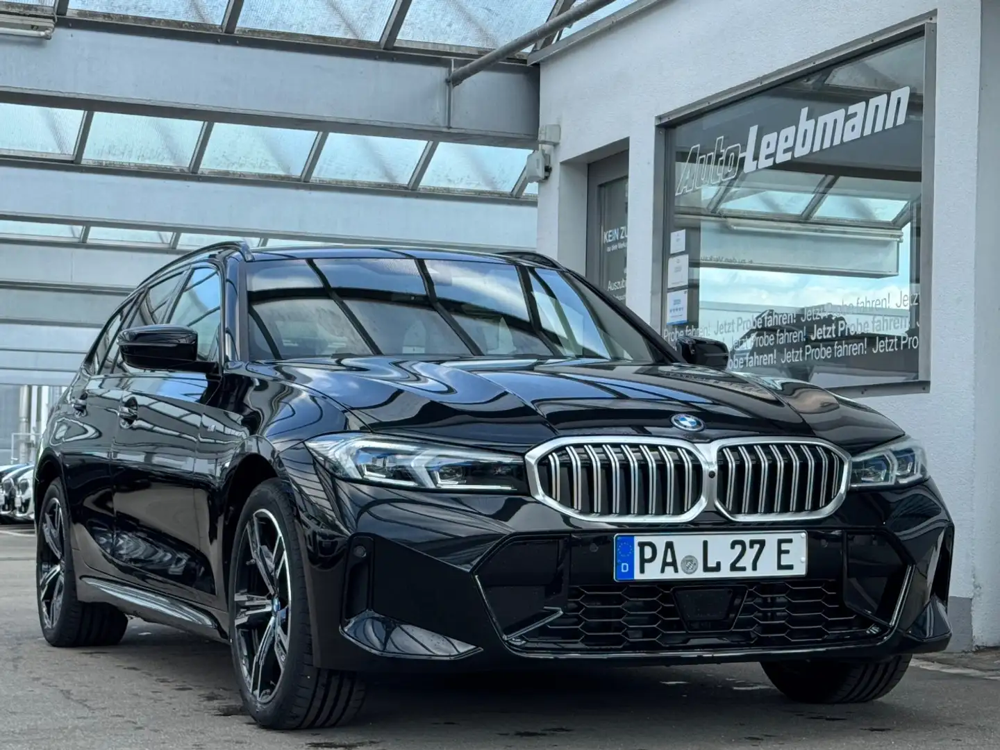 BMW 330 e xDrive Tour. M-Sportpaket InnovationsPaket Schwarz - 2