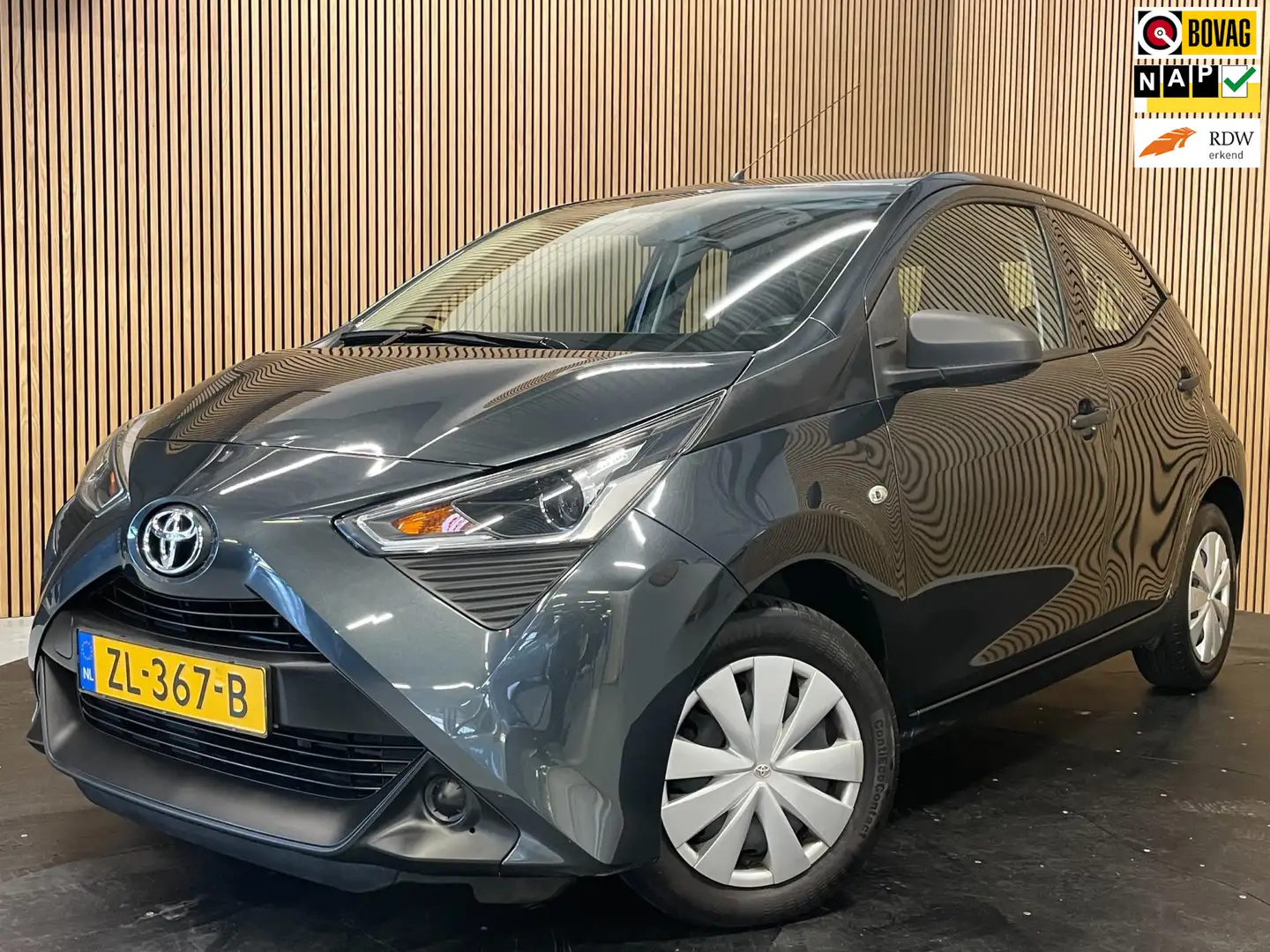 Toyota Aygo 1.0 VVT-i X-FUN |AIRCO|CRUISE CONTROL|5-DRS|ELEKTR Grijs - 1