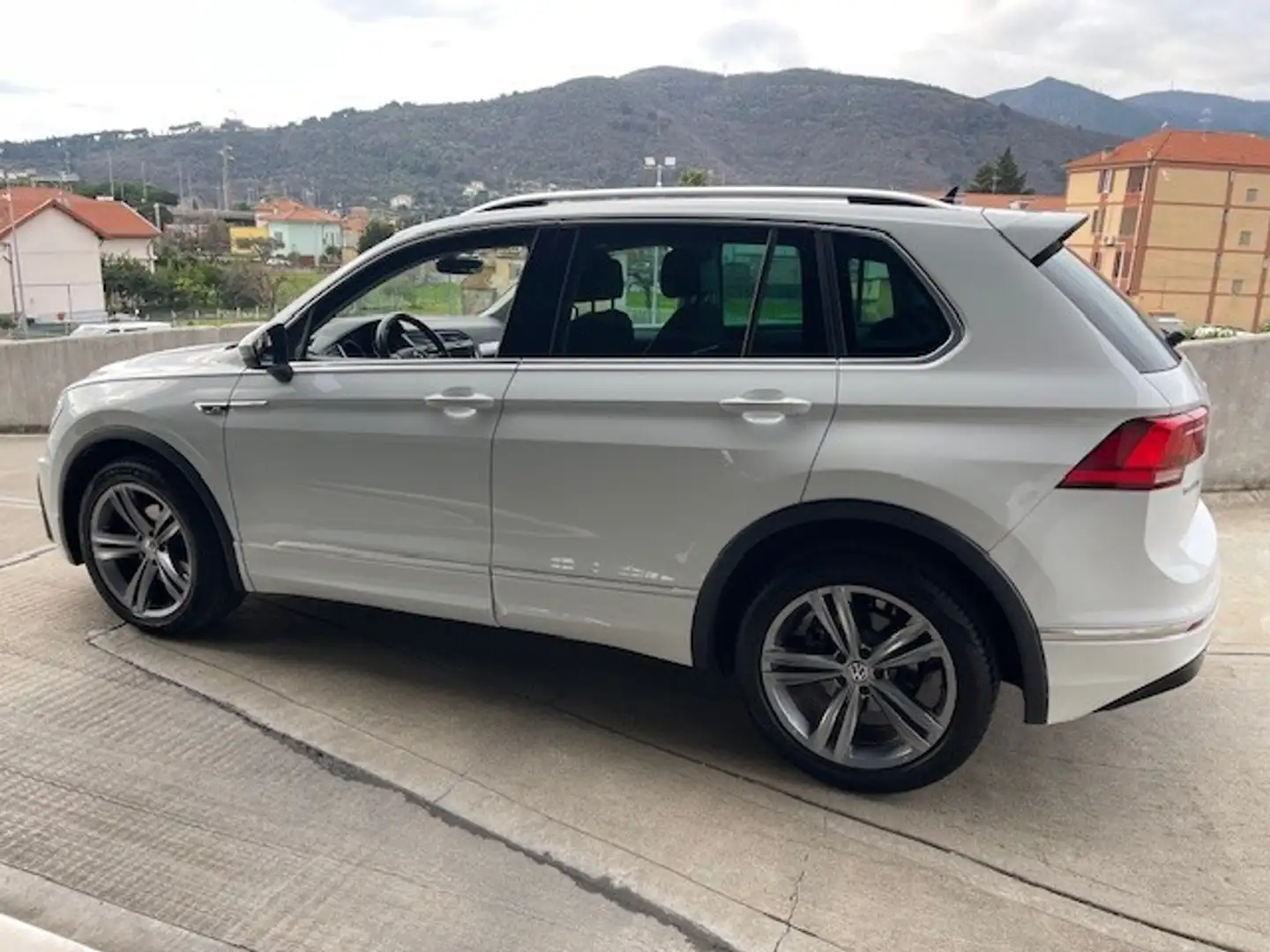 Volkswagen Tiguan 2.0 TDI SCR 4MOTION Sport R_Line BlueMotion Techno Blanco - 2