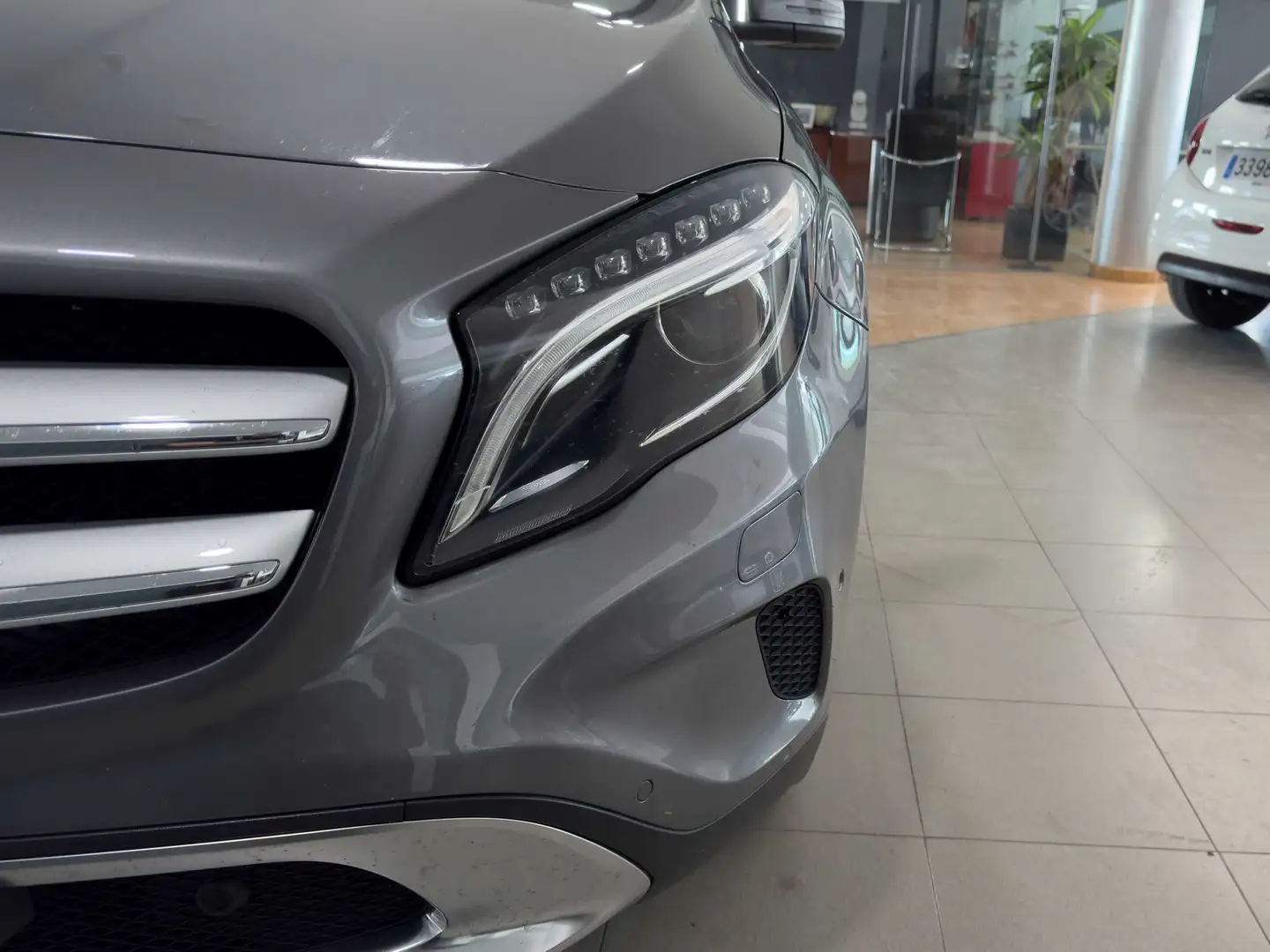 Mercedes-Benz GLA 200 200d Urban 7G-DCT Grijs - 2