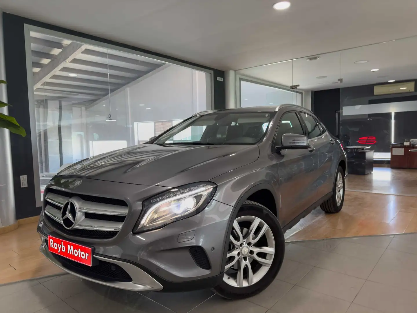 Mercedes-Benz GLA 200 200d Urban 7G-DCT Grijs - 1