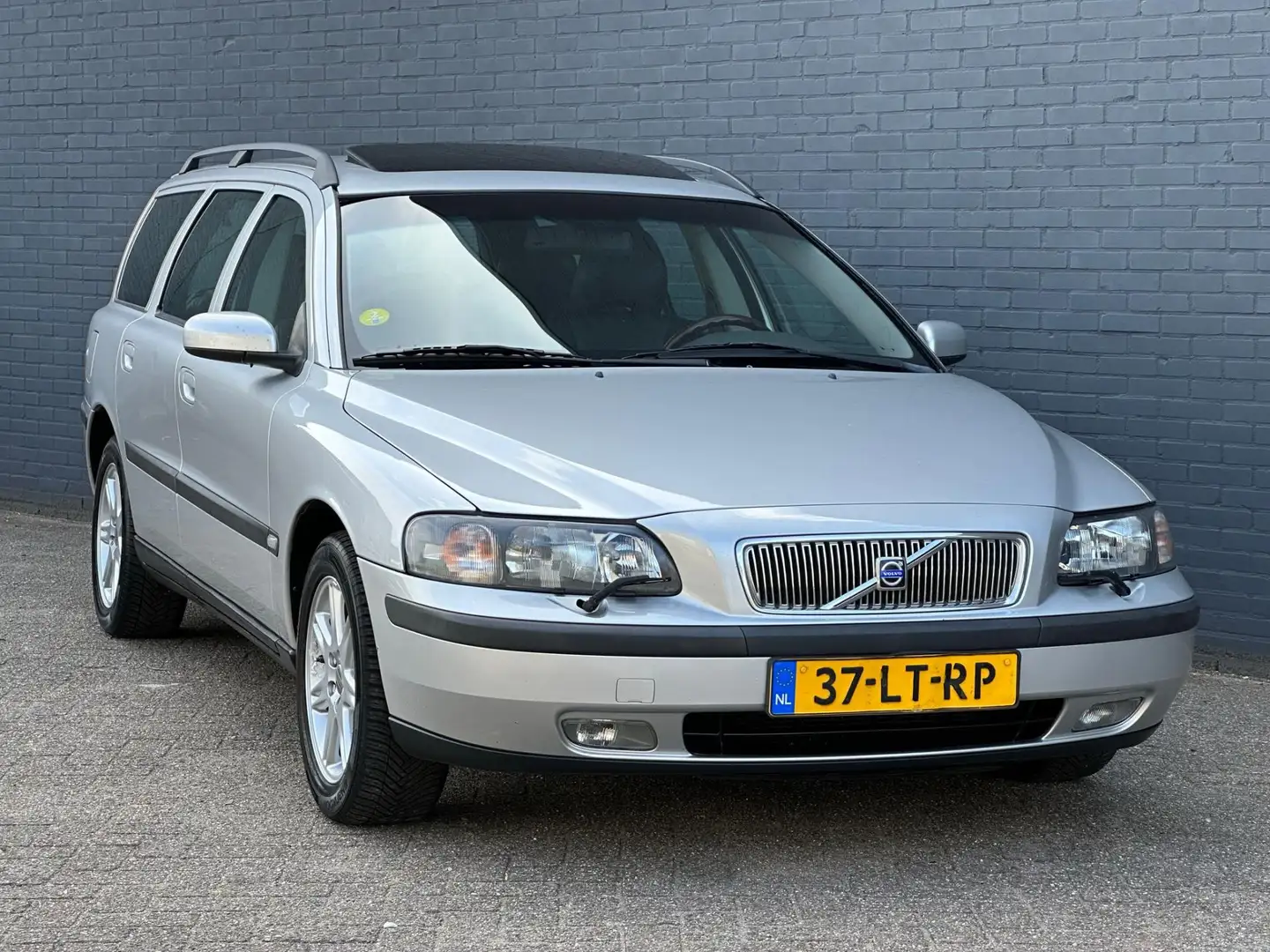 Volvo V70 2.5 T AUTOMAAT 7-PERSOONS LEDER/STOELVERW/CRUISE | Grijs - 2