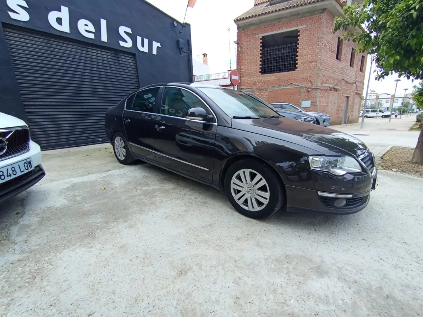 Volkswagen Passat 2.0TDI Individual DSG crna - 1