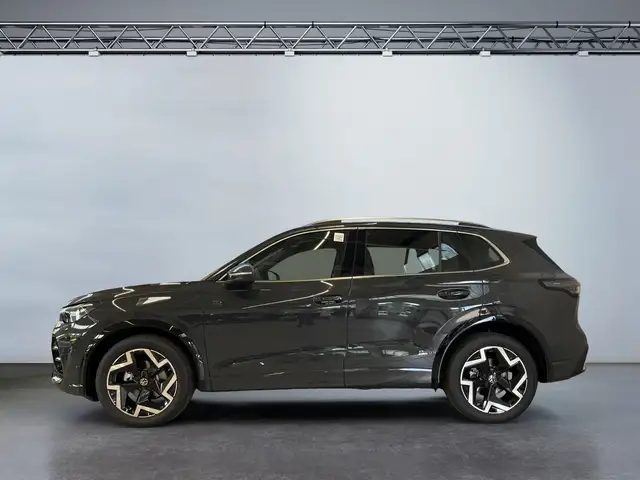 Volkswagen Tiguan view 3