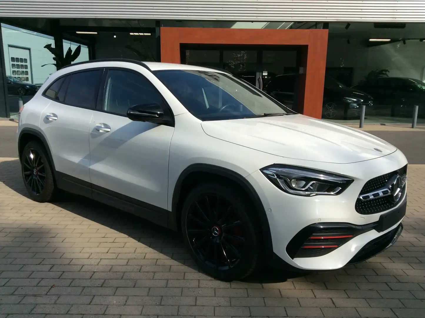 Mercedes-Benz GLA 200 GLA 200 7G-DCT Edition 1*AMG*360° *DAB*NAVI*LED Blanc - 2