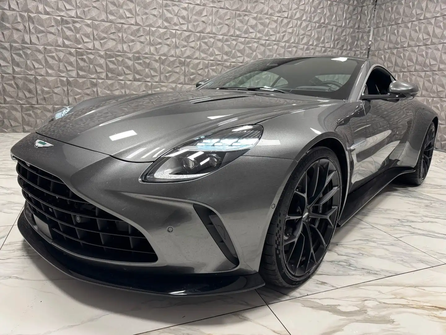 Aston Martin V8 F1 Edition 4.0 V8 / 665 PS Grau - 1