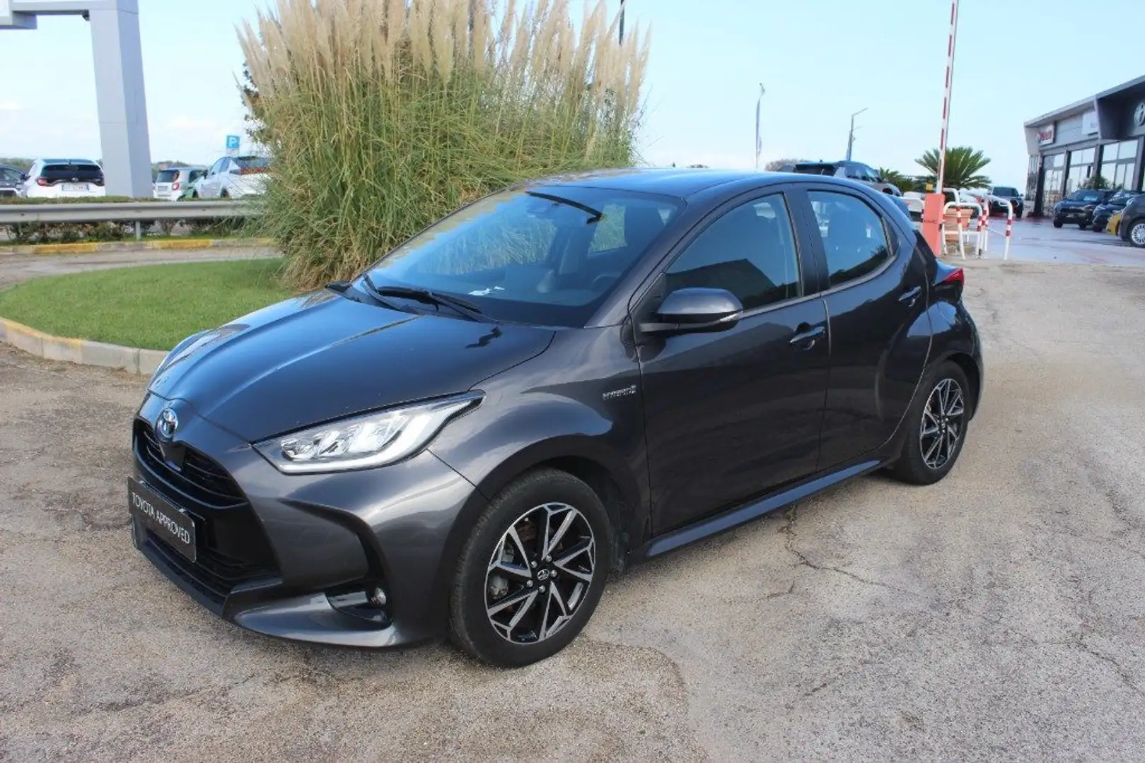 Toyota Yaris 1.5 Hybrid 5 porte Trend Grigio - 1