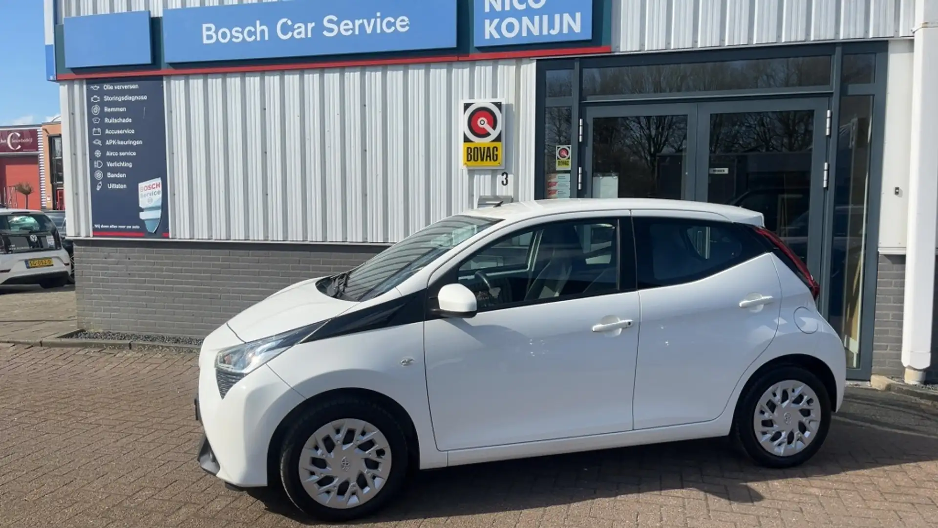 Toyota Aygo Automaat 1.0 VVT-i x-play AC, Cruise, Audio, elect Wit - 1