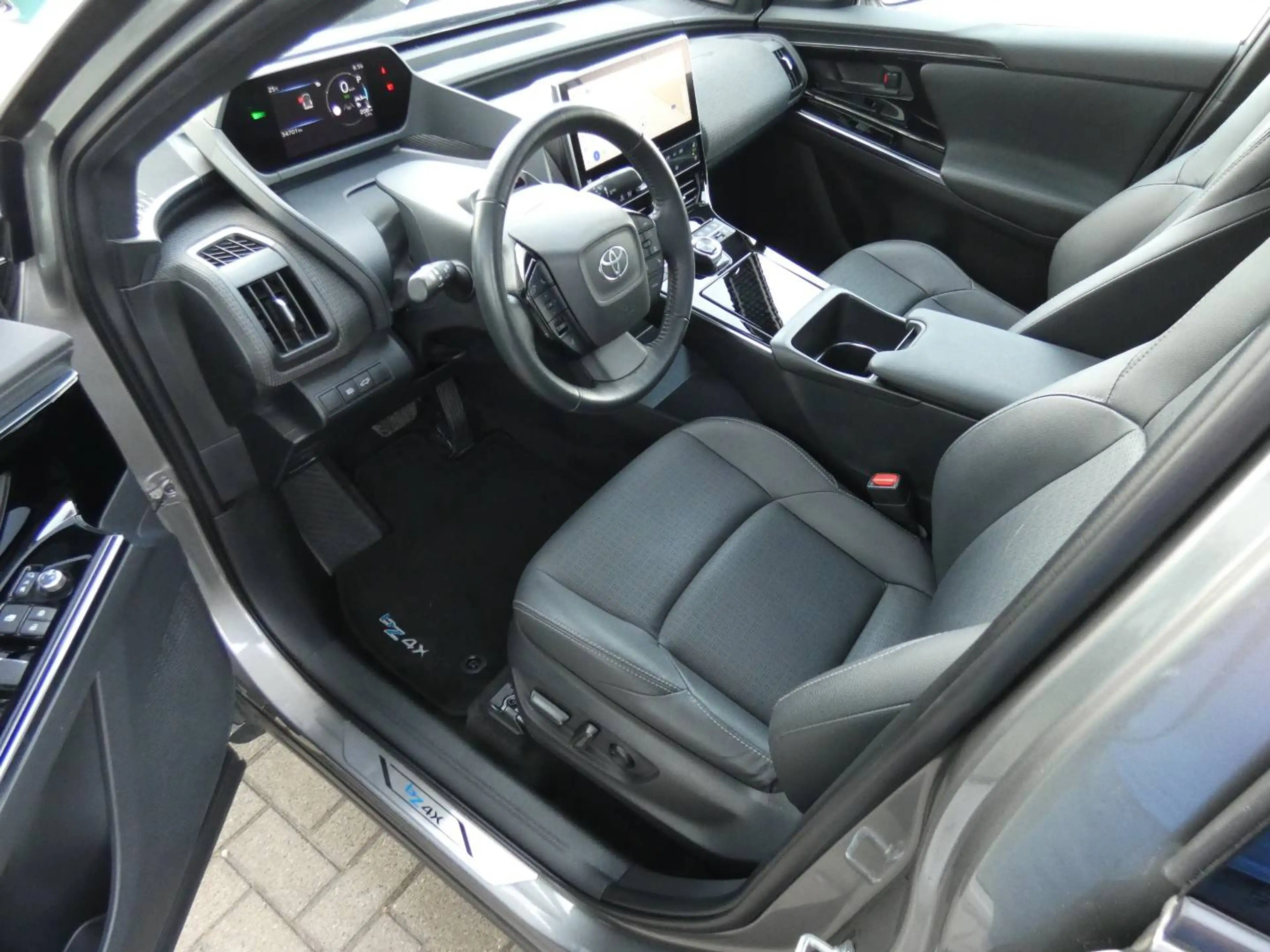 Toyota bZ4X |SOH 98,2%| AWD PREMIUM +Trekhaak +Pano dak +LEDER +JBL +360°Camera +Zetelventilatie +Zetelverwarming — photo 14