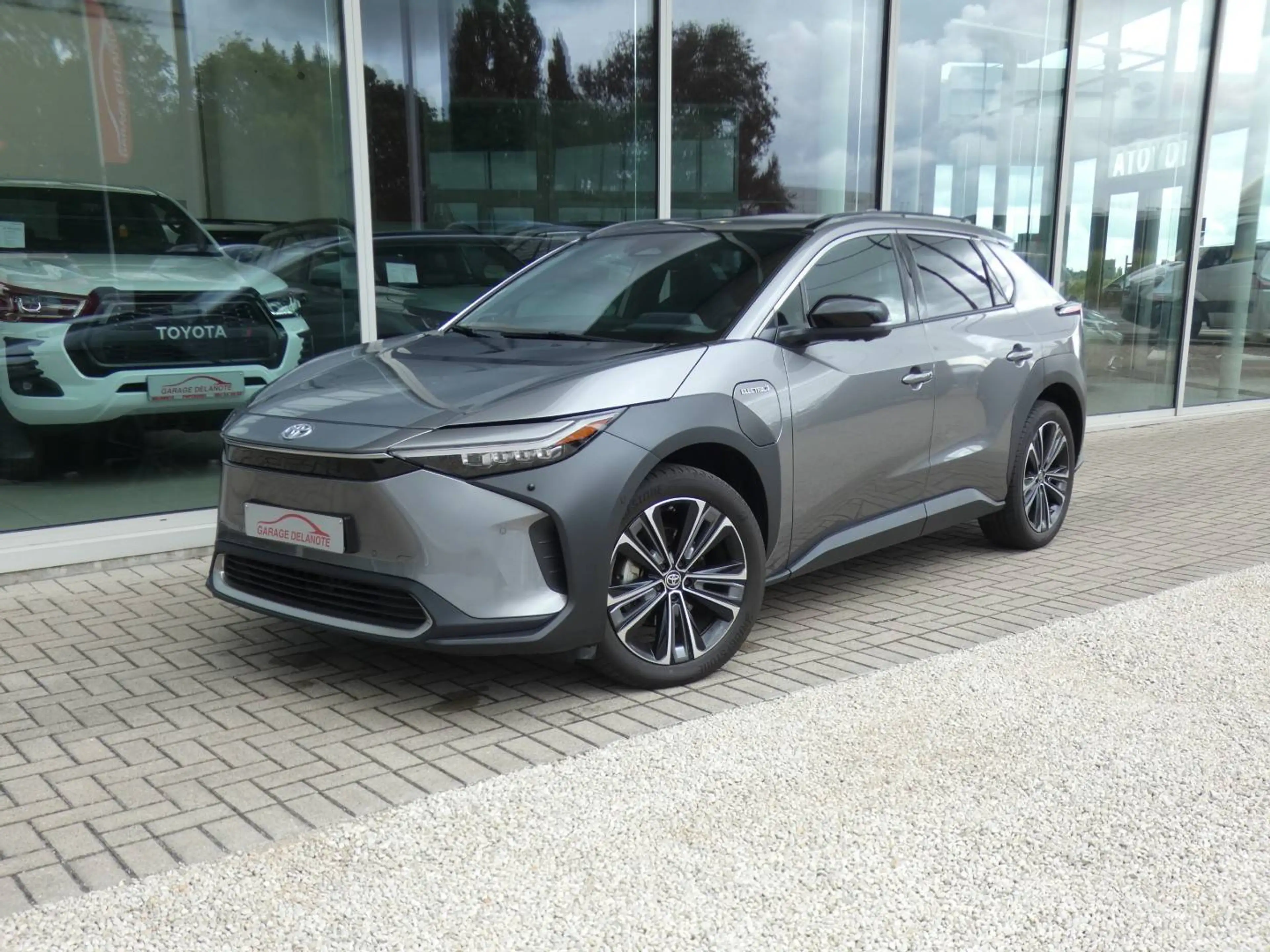 Toyota bZ4X |SOH 98,2%| AWD PREMIUM +Trekhaak +Pano dak +LEDER +JBL +360°Camera +Zetelventilatie +Zetelverwarming — photo 2