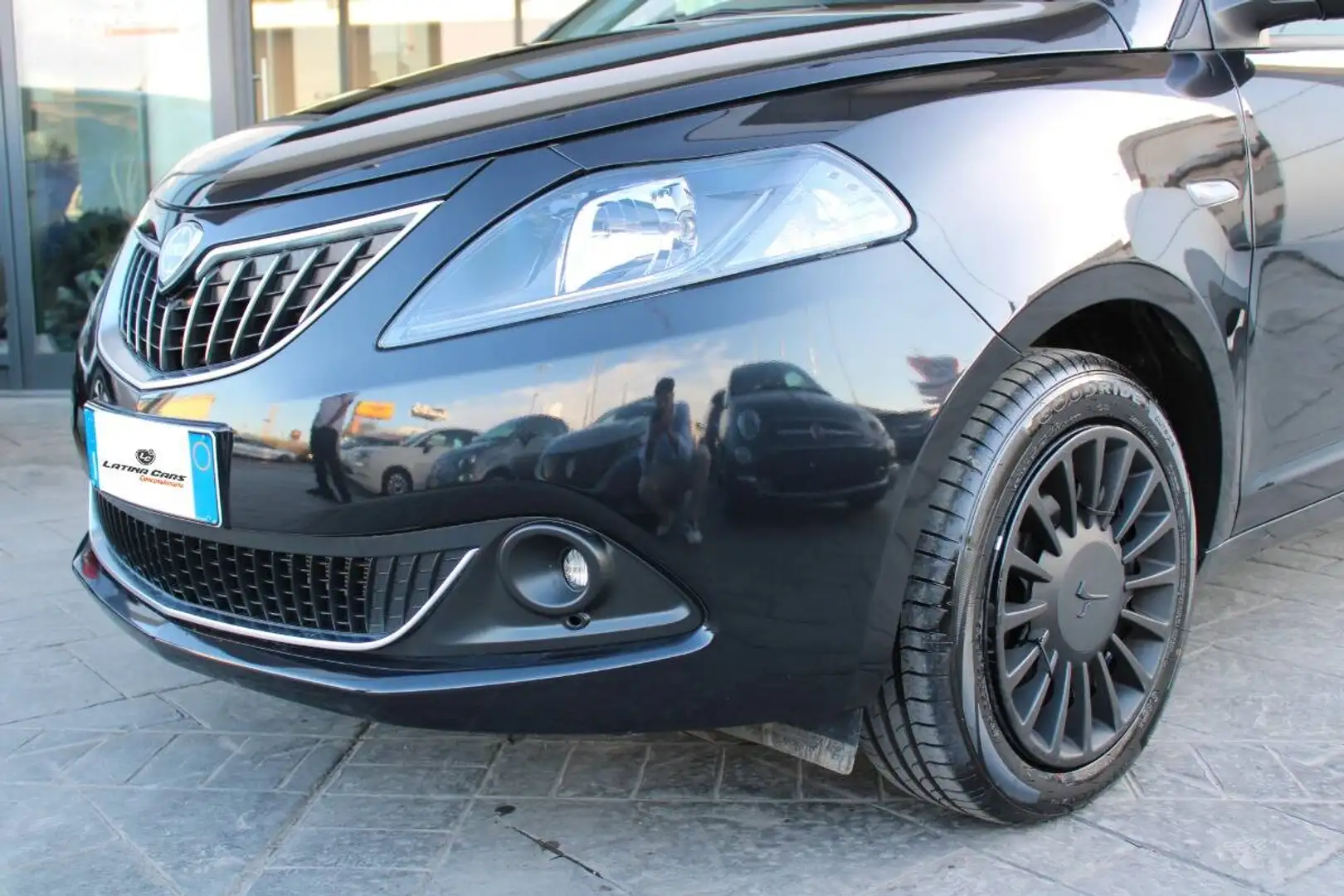 Lancia Ypsilon 1.0 firefly hybrid Gold s&s 70cv Con CARPLAY Schwarz - 2