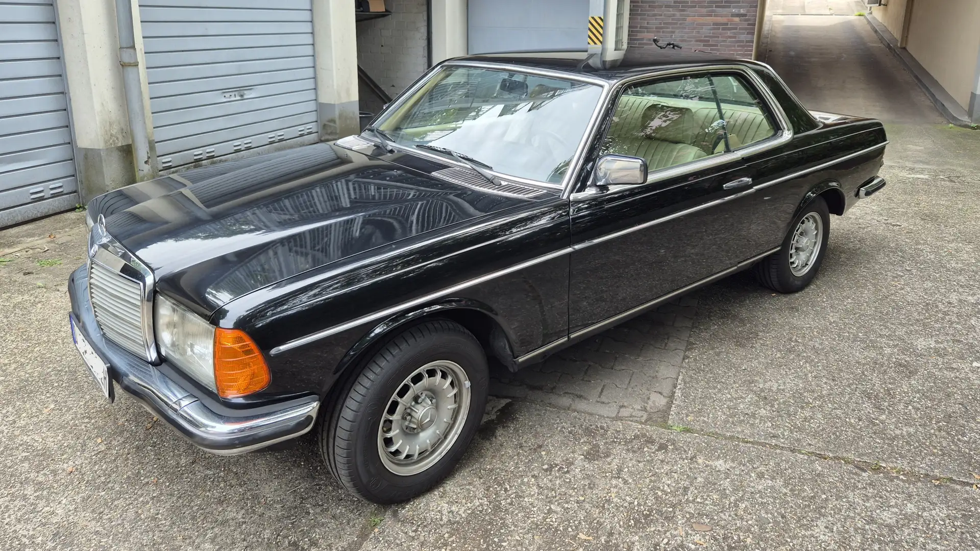 Mercedes-Benz CE 230 W123 - 230 CE - H-Kennz. - Schwarz/creme-Leder Schwarz - 1