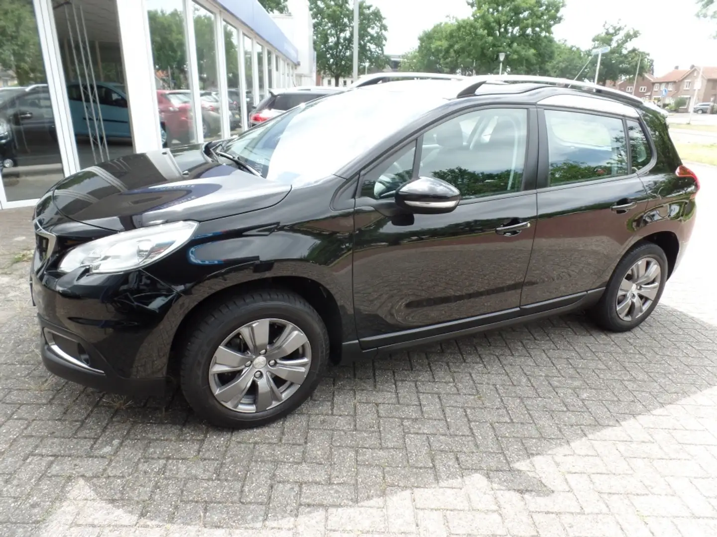 Peugeot 2008 1.2 PureTech Active Zwart - 2