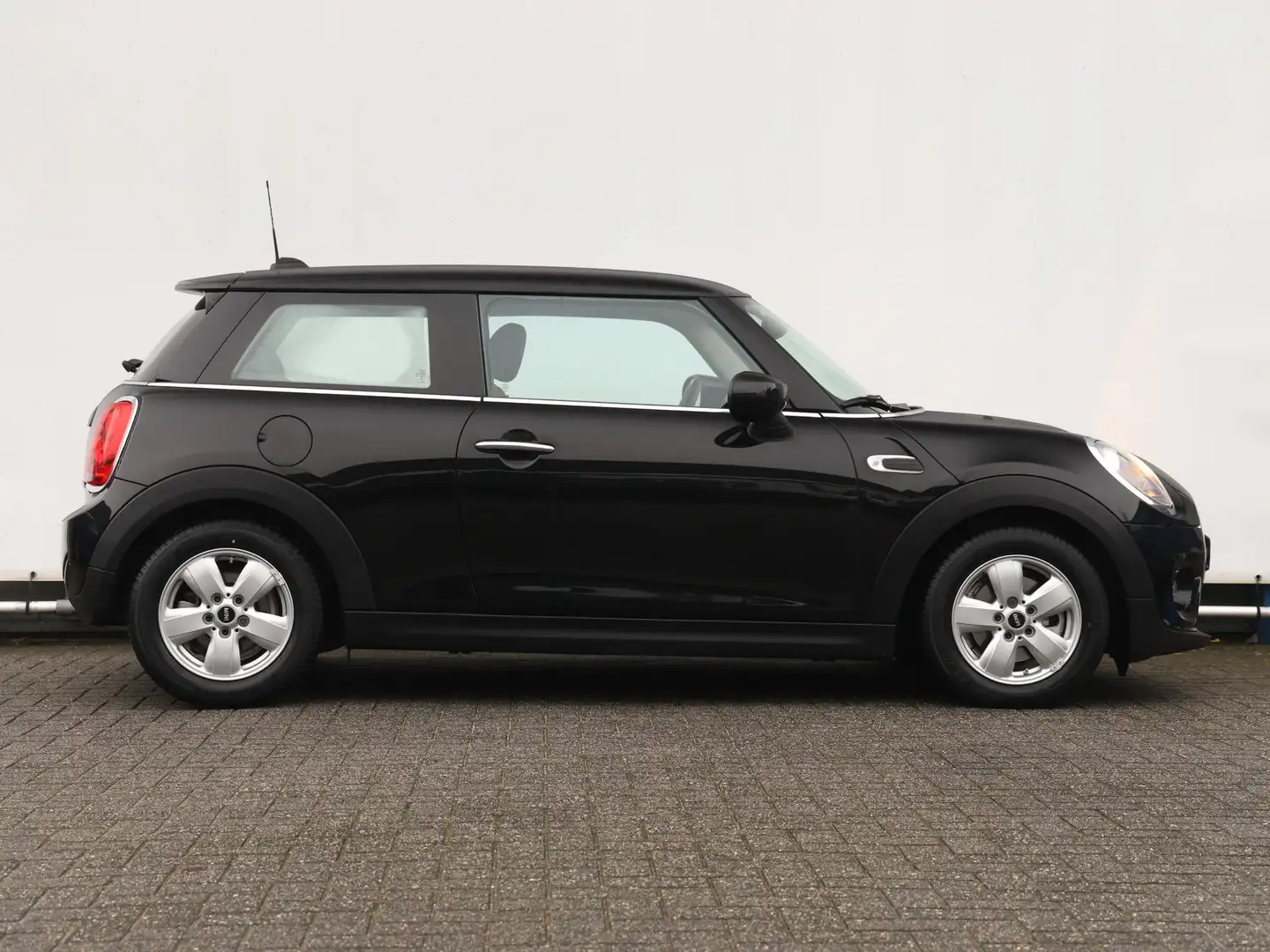 MINI Cooper Mini 1.5 136 pk | Airco | Navigatie | App-connect Zwart - 2