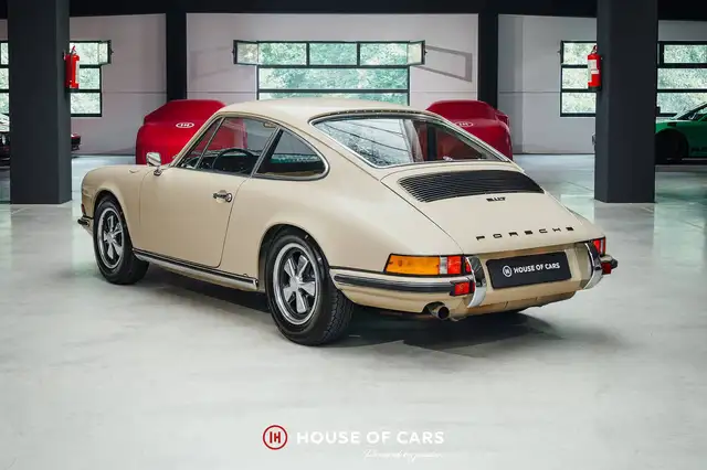 Porsche 911 view 9