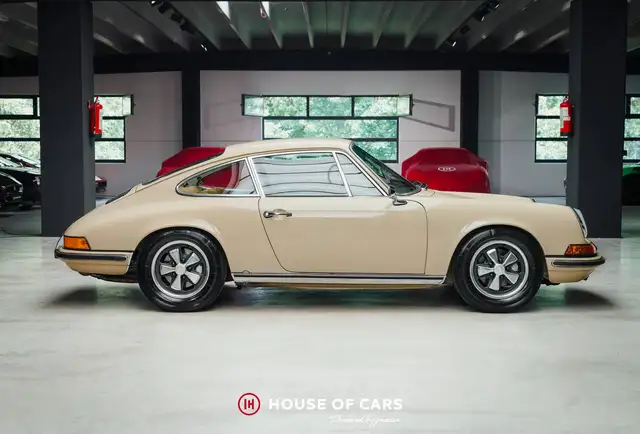Porsche 911 view 5