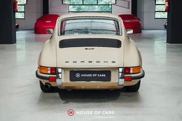 Porsche 911 view 8