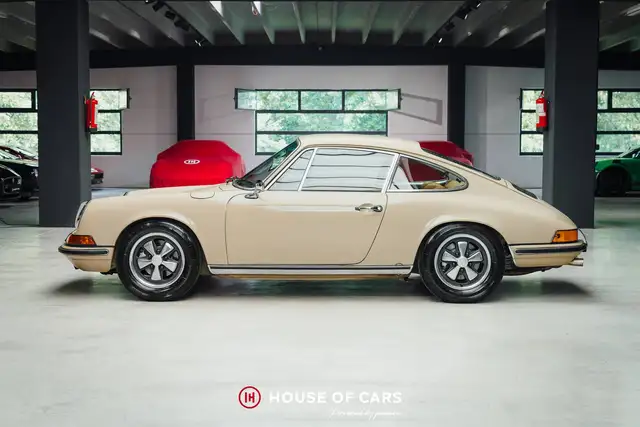 Porsche 911 view 10