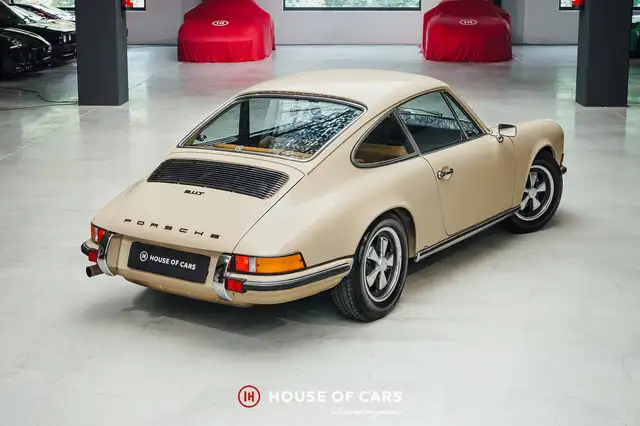 Porsche 911 view 7