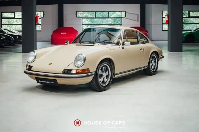 Porsche 911 view 2