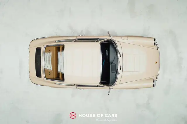 Porsche 911 view 6