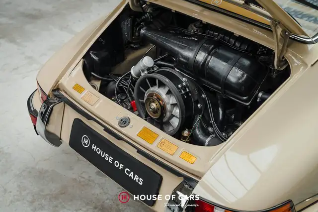 Porsche 911 view 13