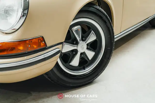 Porsche 911 view 11