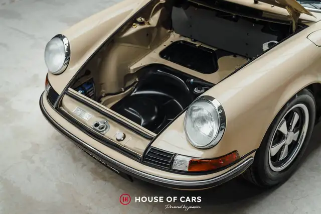 Porsche 911 view 12
