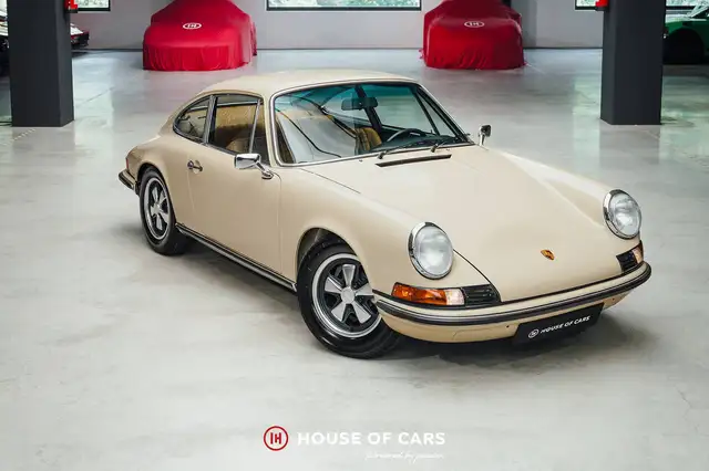 Porsche 911 view 4