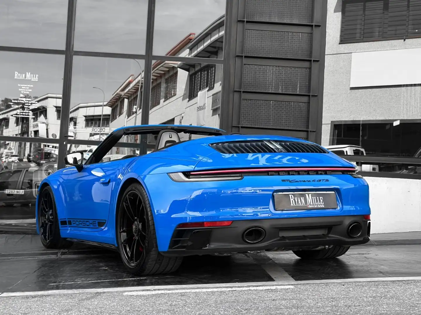 Porsche 992 Carrera 4 GTS Cabriolet PDK Azul - 2