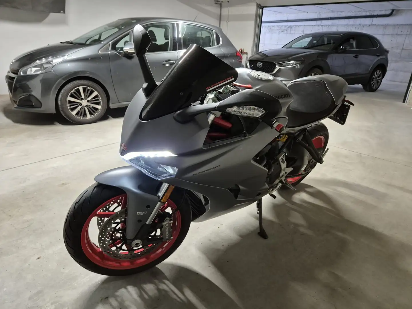 Ducati SuperSport Gri - 1