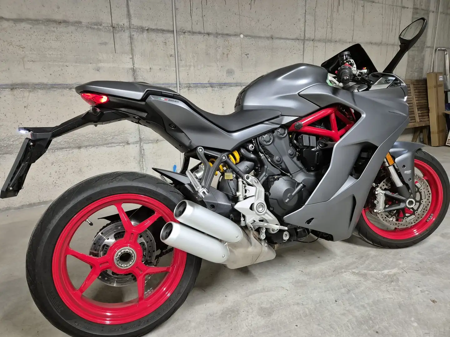 Ducati SuperSport Gri - 2