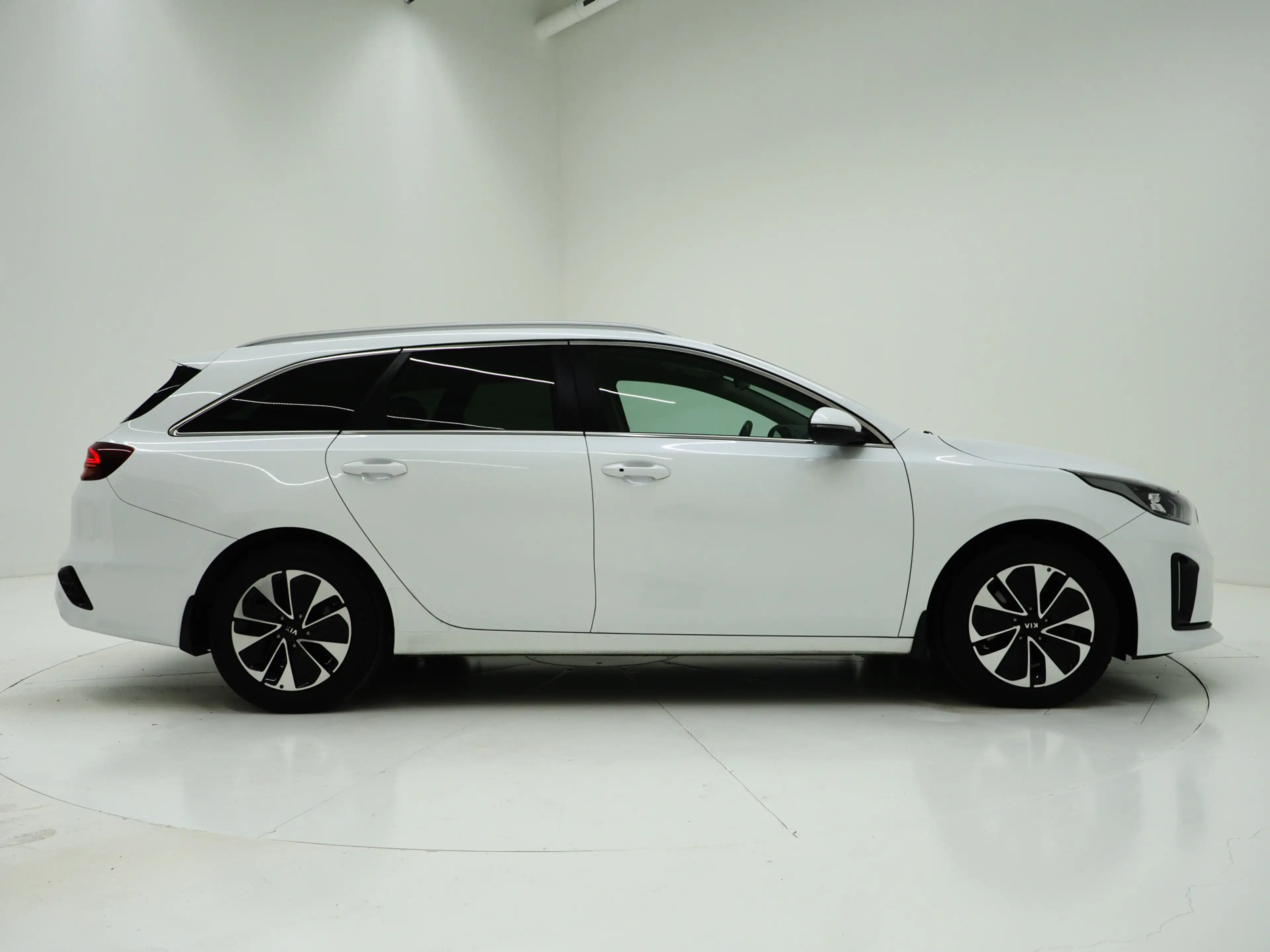 Kia Ceed SW / cee'd SW Sportswagon 1.6 GDI PHEV DynamicLine | Camera | Ke — photo 11