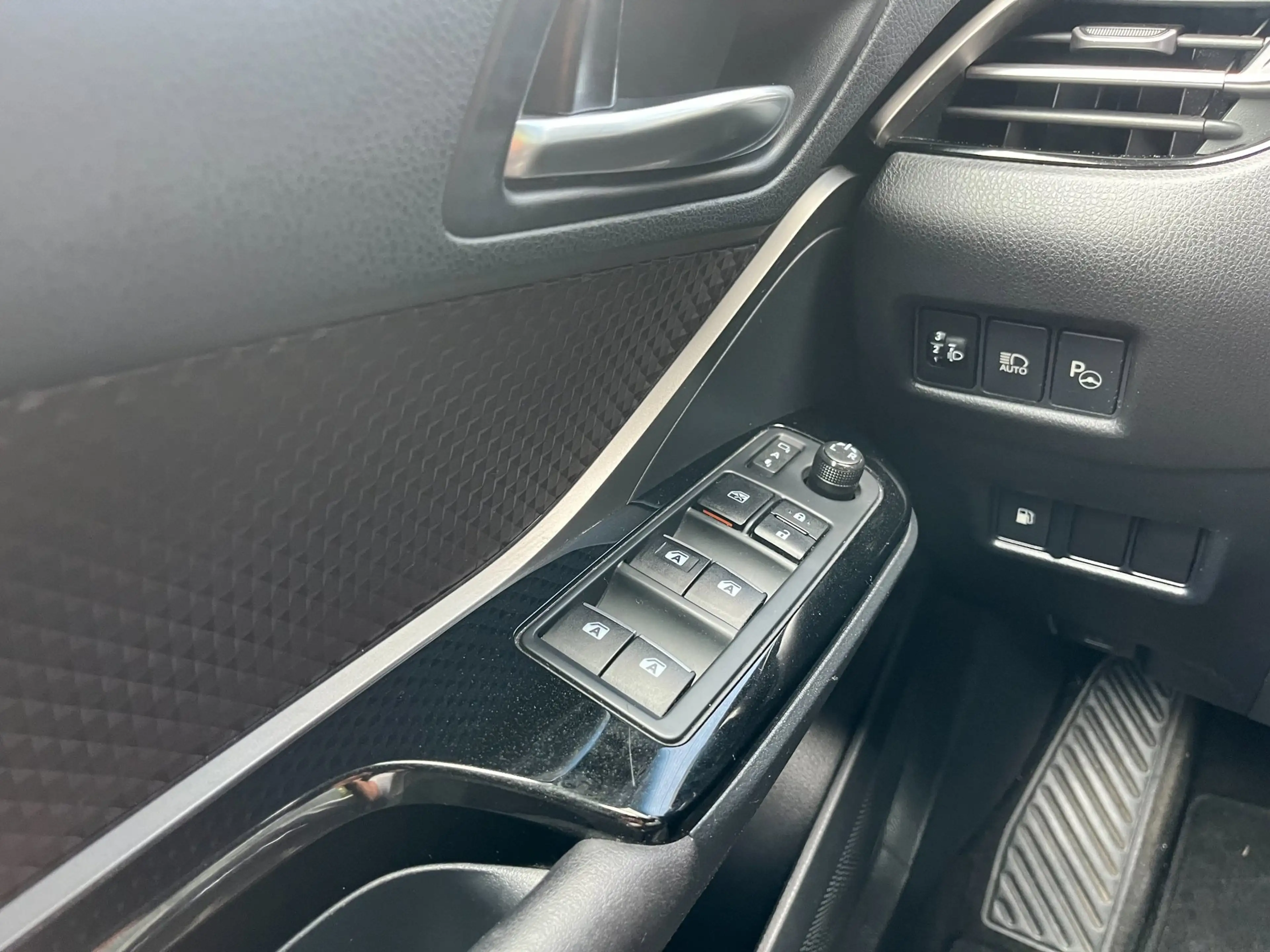Toyota C-HR 1.8 Hybrid Executive|Navi. — photo 11