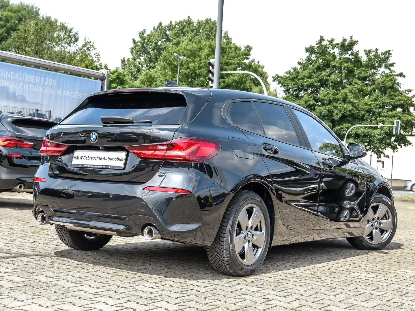 BMW 118 d 5-Türer Advantage LC+ Navi LED RFK Zwart - 2