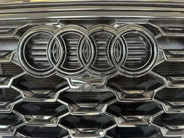 Audi Q5 view 9
