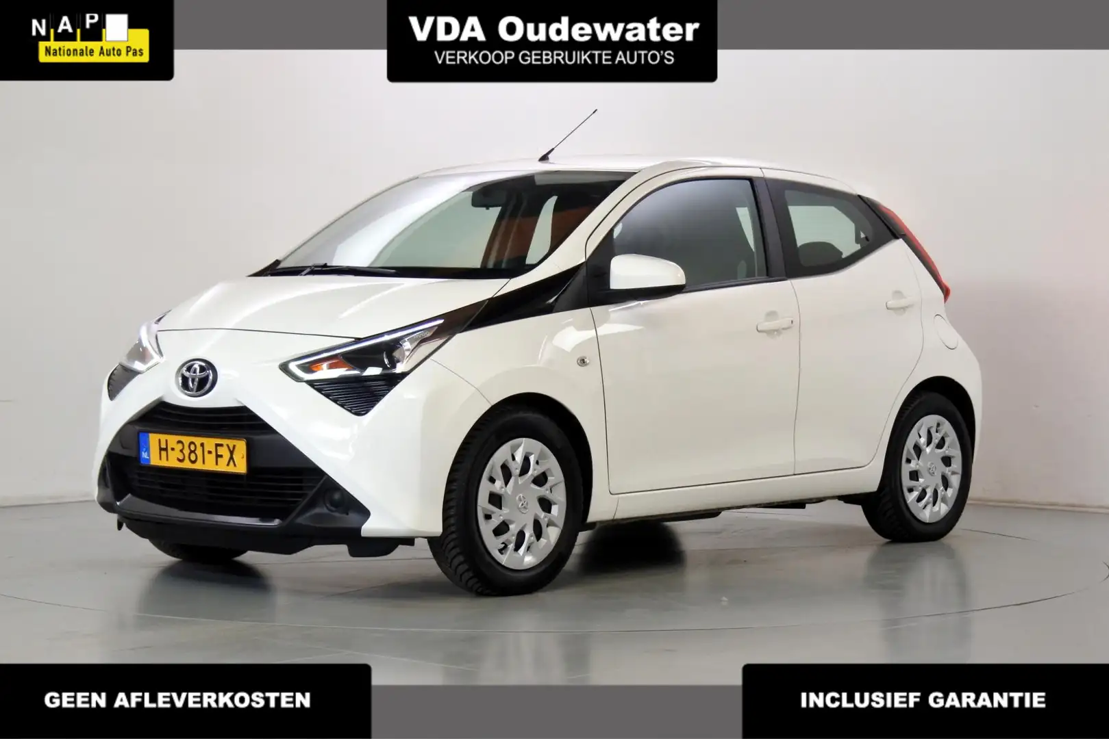 Toyota Aygo 1.0 VVT-i X-play Navigatie Wit - 1