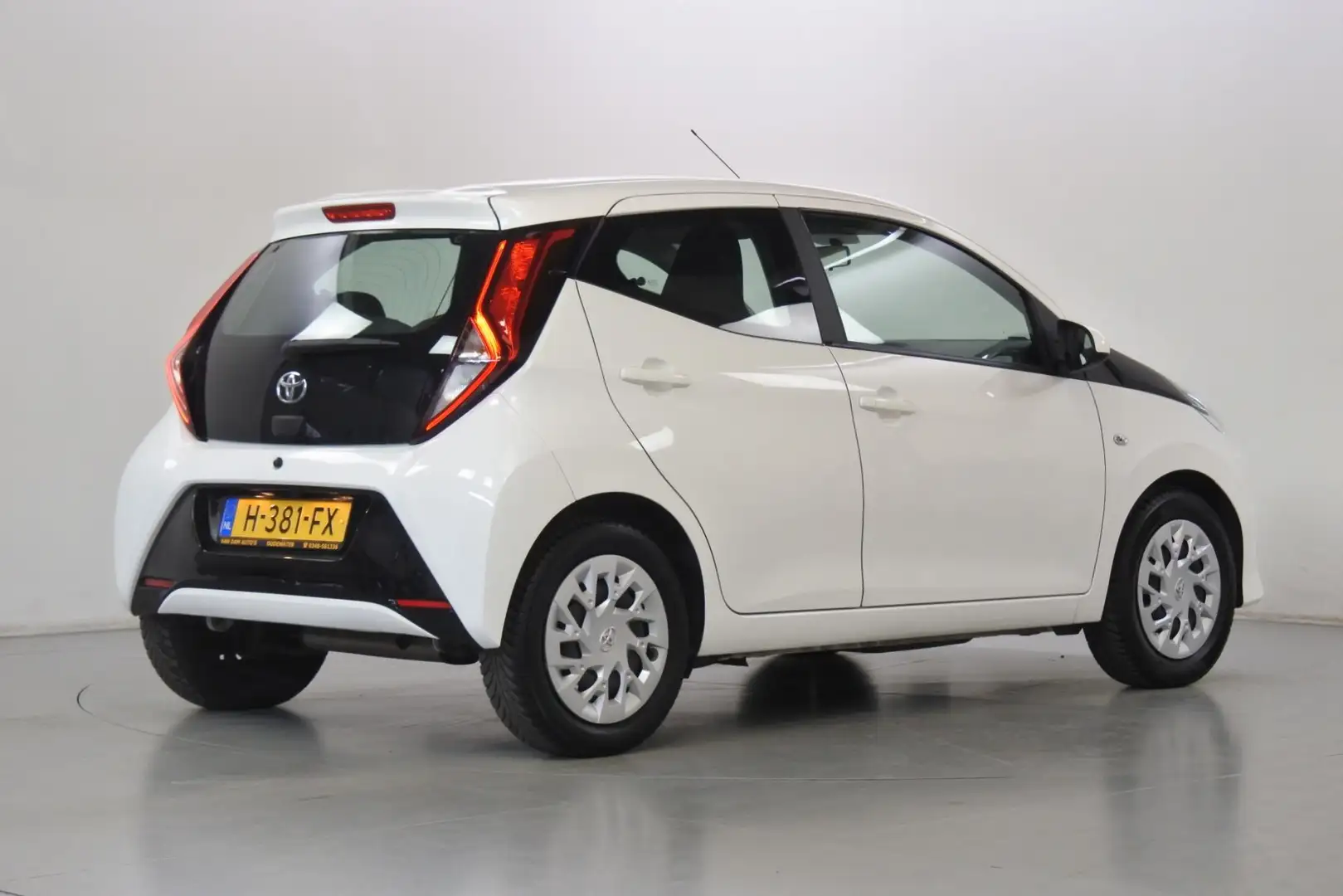 Toyota Aygo 1.0 VVT-i X-play Navigatie Wit - 2