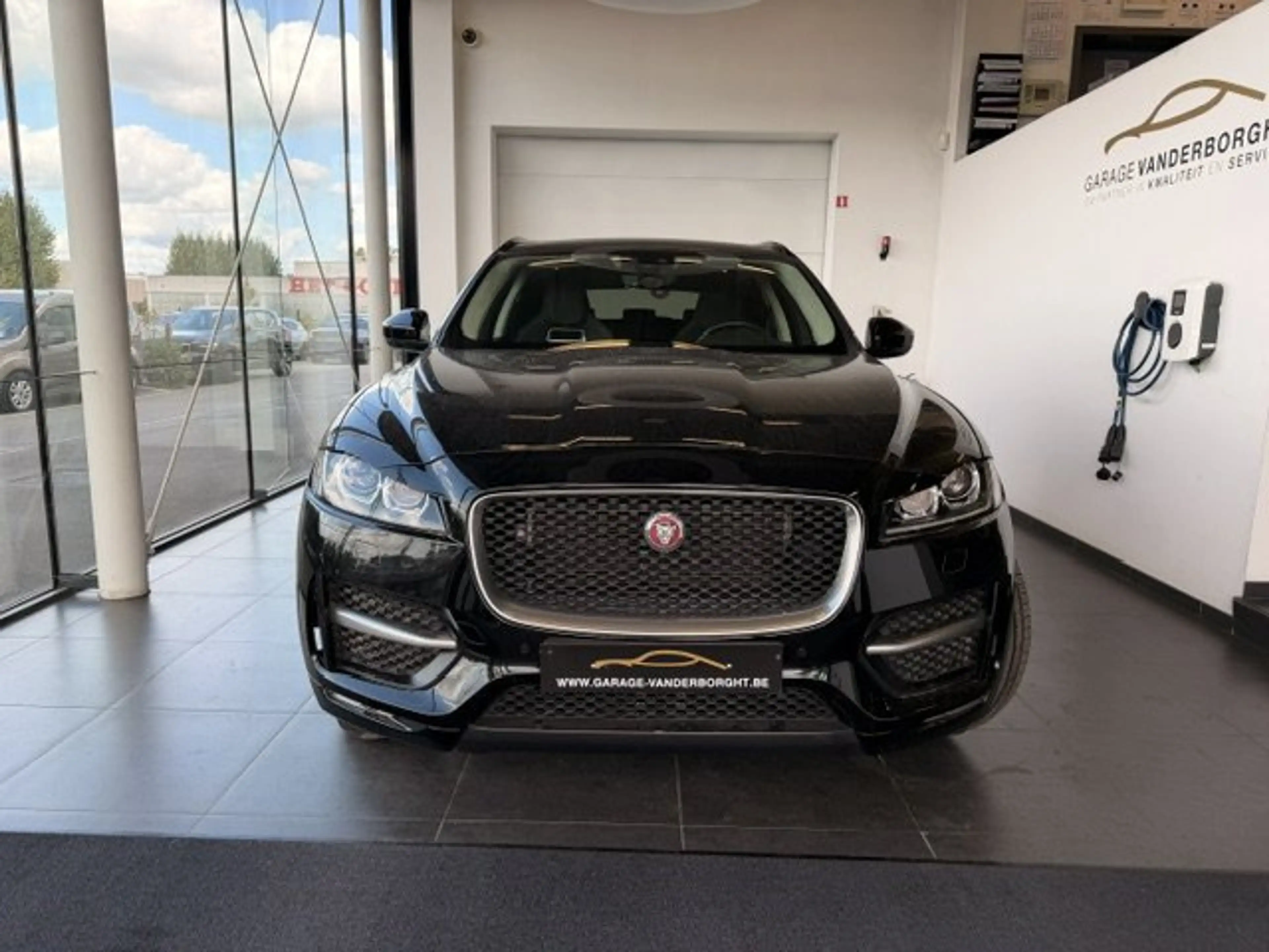 Jaguar F-Pace R-SPORT BENZINE AWD AUTOMAAT-OPEN DAK-SPORT SEATS — photo 2