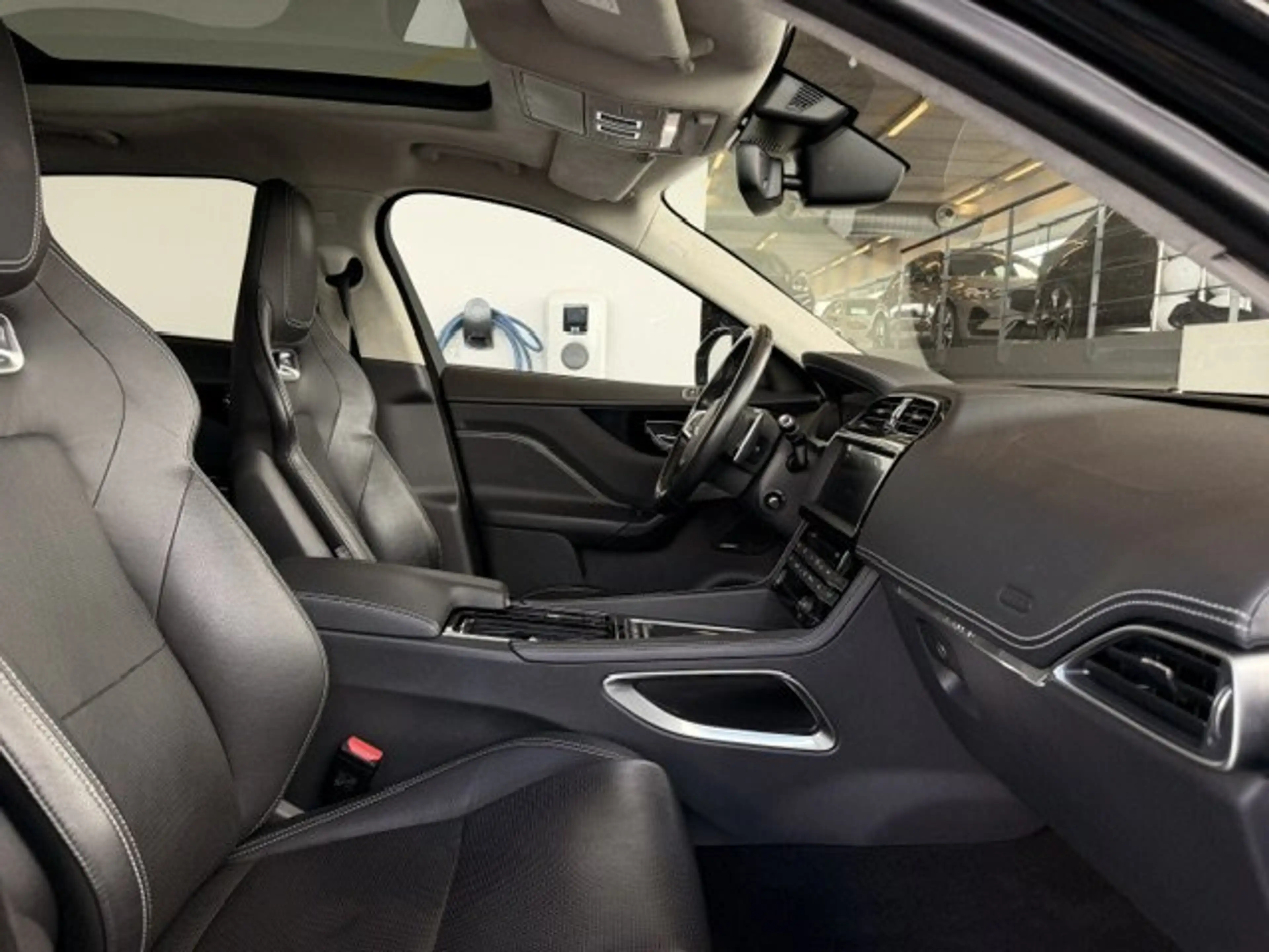 Jaguar F-Pace R-SPORT BENZINE AWD AUTOMAAT-OPEN DAK-SPORT SEATS — photo 11