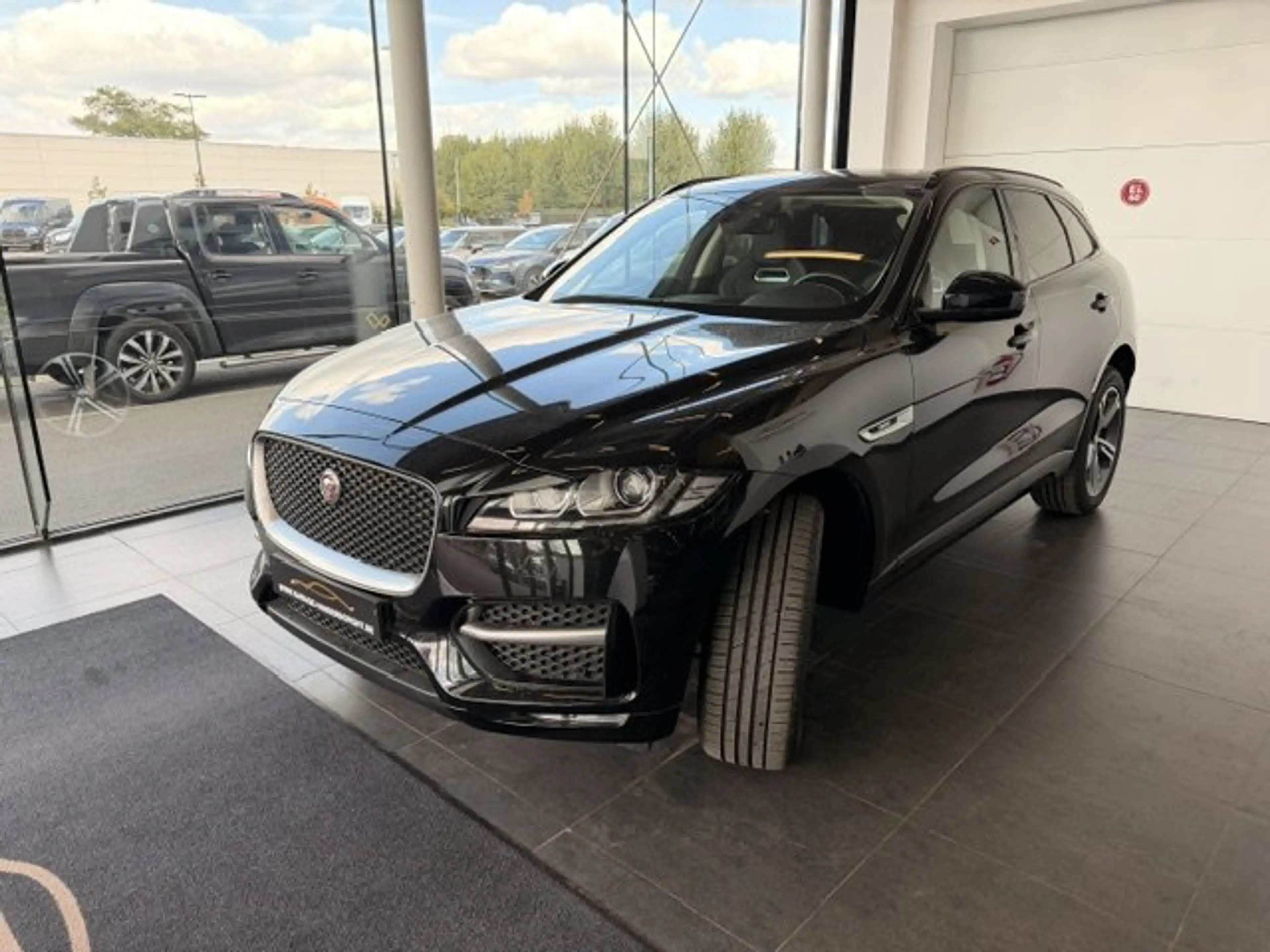 Jaguar F-Pace R-SPORT BENZINE AWD AUTOMAAT-OPEN DAK-SPORT SEATS — photo 3