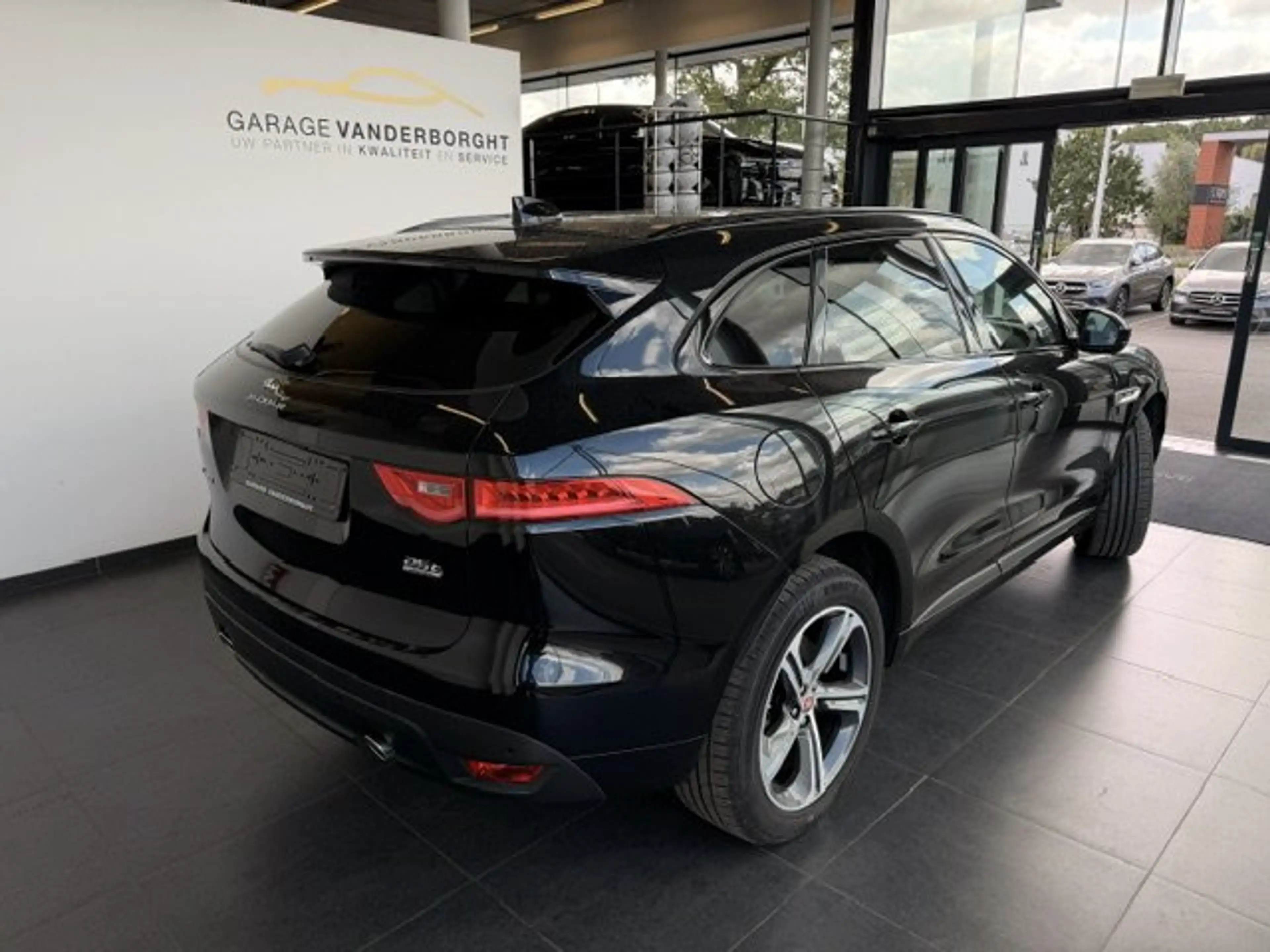 Jaguar F-Pace R-SPORT BENZINE AWD AUTOMAAT-OPEN DAK-SPORT SEATS — photo 6