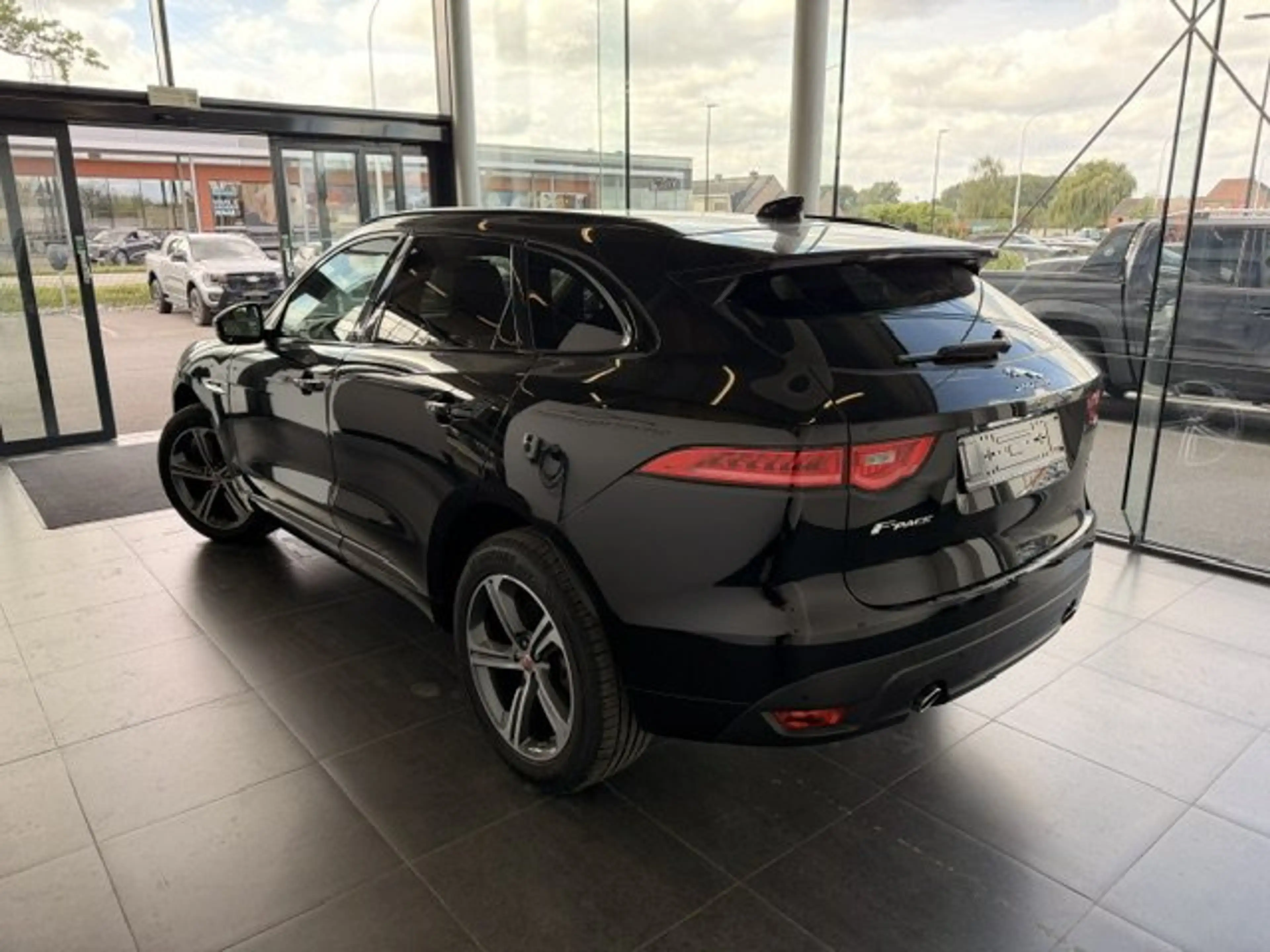 Jaguar F-Pace R-SPORT BENZINE AWD AUTOMAAT-OPEN DAK-SPORT SEATS — photo 4