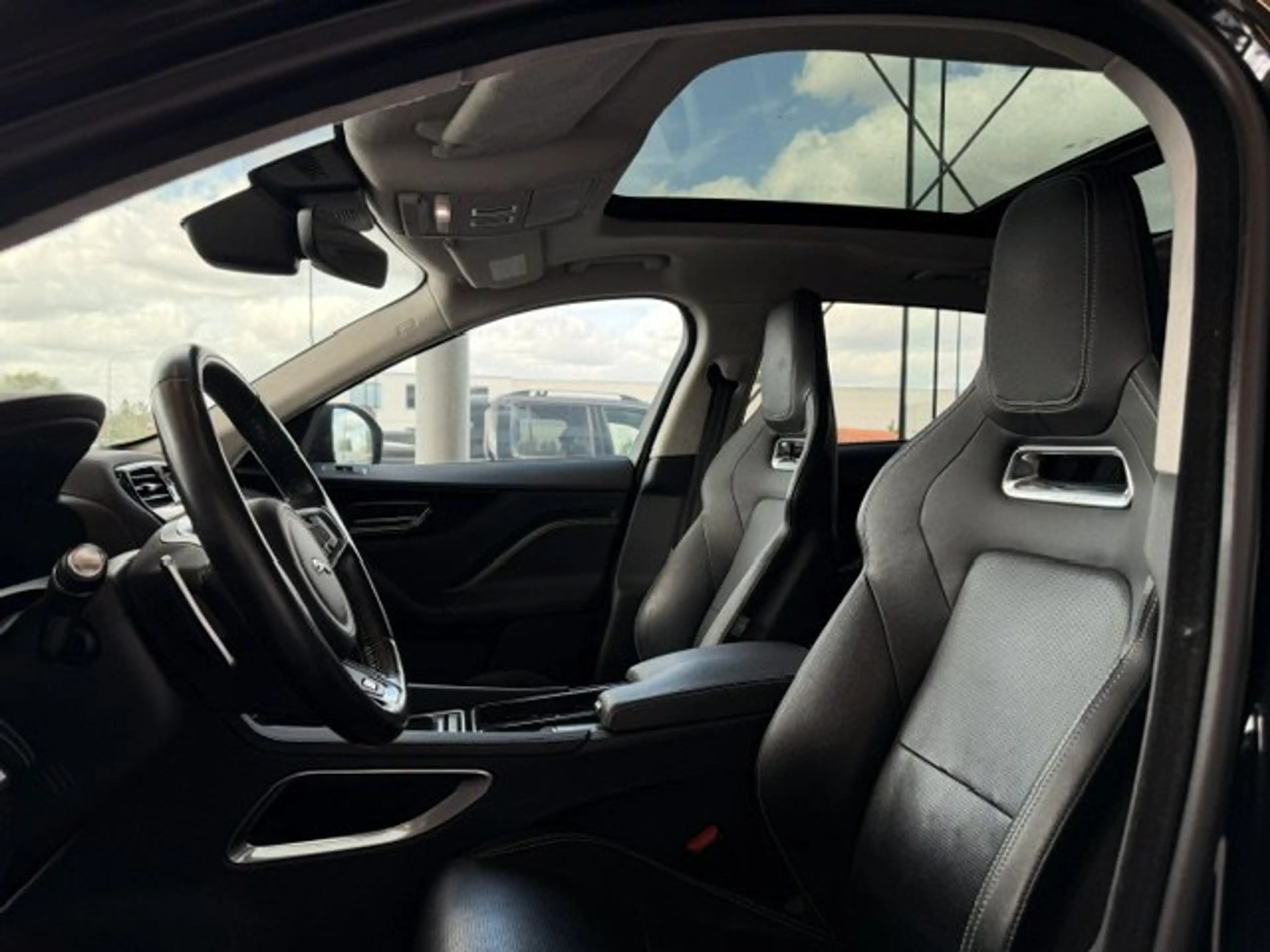 Jaguar F-Pace R-SPORT BENZINE AWD AUTOMAAT-OPEN DAK-SPORT SEATS — photo 10