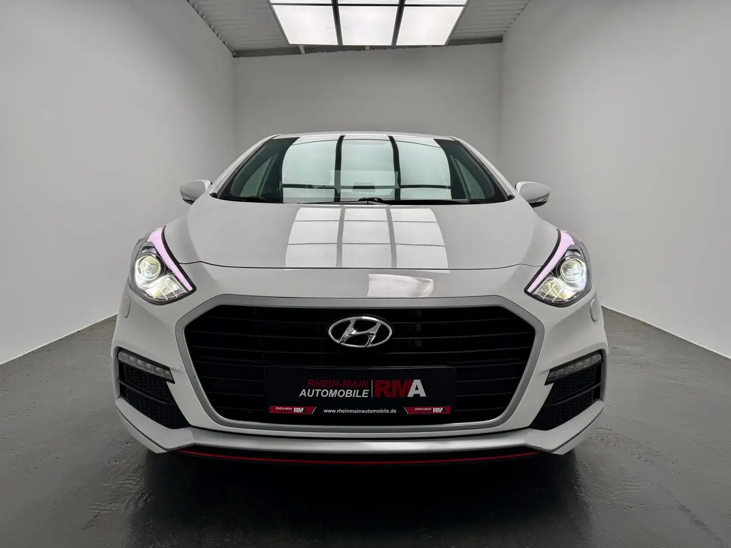 Hyundai i30 Turbo 1.6 TGDI+KAMERA+KEYLESS+NAVI+BI-XENON Weiß - 2