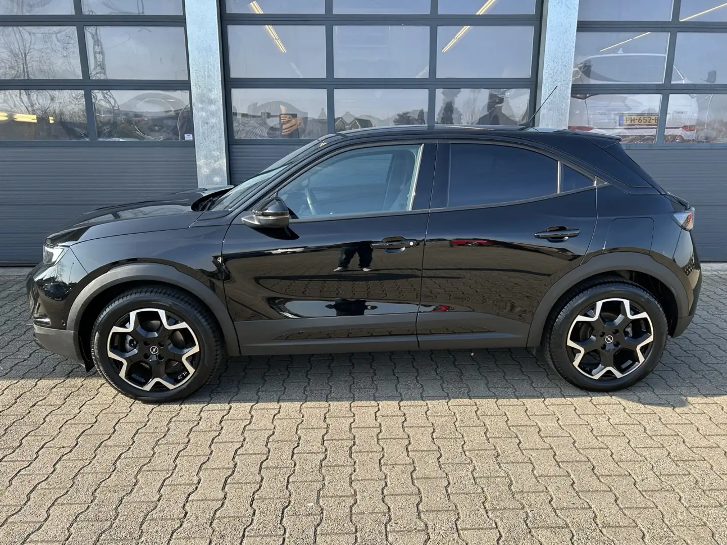 Opel Mokka-E Electric 50kWh 136pk Level 5 Schwarz - 2