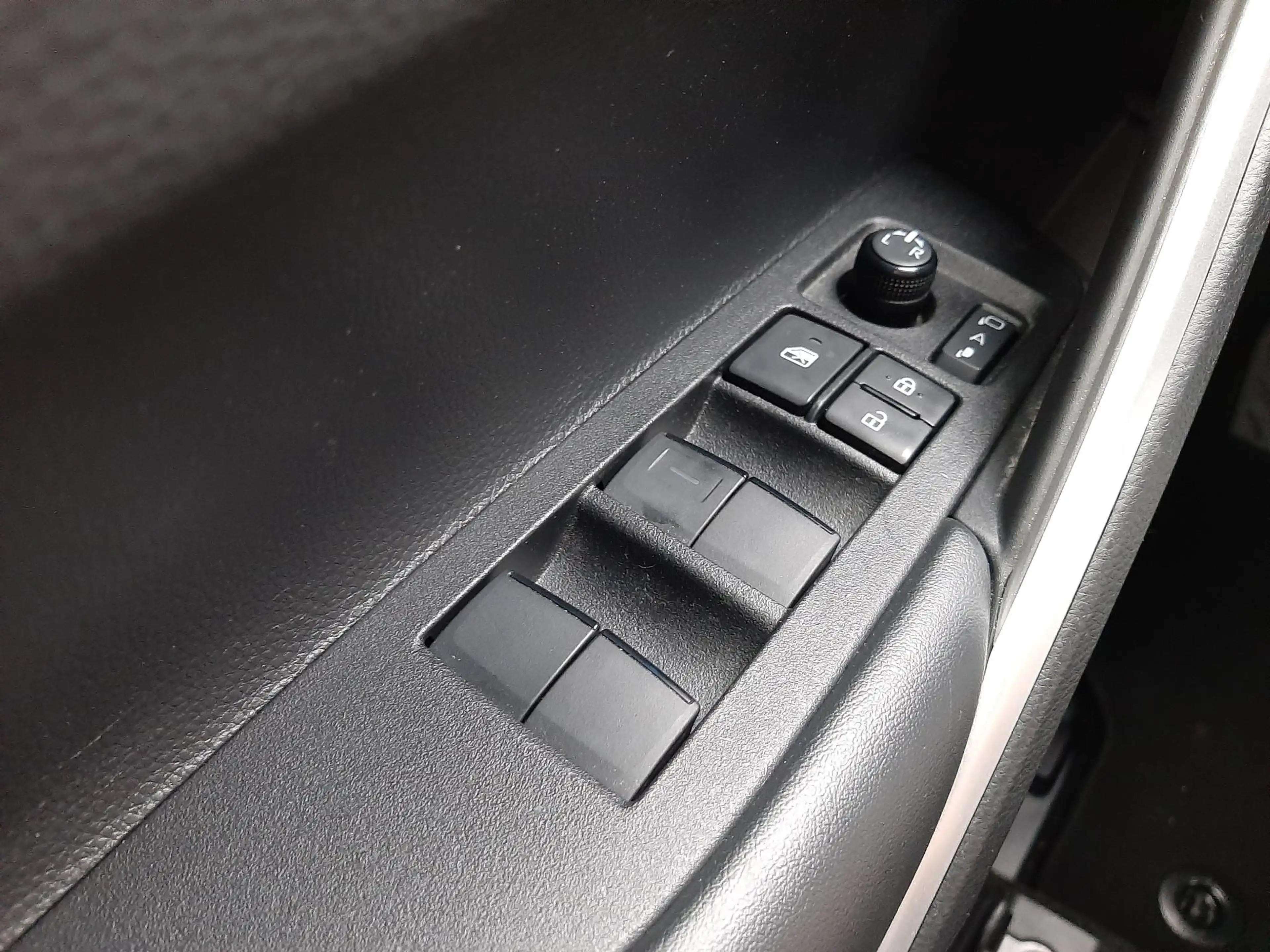 Toyota Corolla Cross 2.0 High Power Hybrid First Edition BLIND-SPOT ELE — photo 15